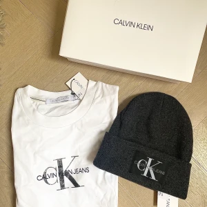 Calvin Klein  - Helt nytt!! Så fräsch t-shirt och en mössa från Calvin Klein🙌🏽                                                 🤍🤍                                                                       