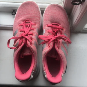 Adidas Träningsskor  - Använda rosa Adidas skor. Storlek: 37. 💞 170 kr, först till kvarn💞 Frakt är inte inräknat i priset. 