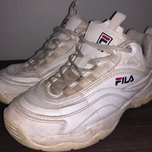 Fila ray low dam - Säljer mina fila skor då jag köpte dom för några år sen men har inte använt dom på länge. Tyvärr ganska skitiga men det går nog att tvätta bort det mesta. Storlek 37. 