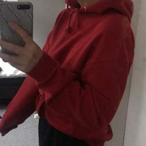 Skit snygg röd hoodie, S, men passar som en lite oversized Xs och även M 