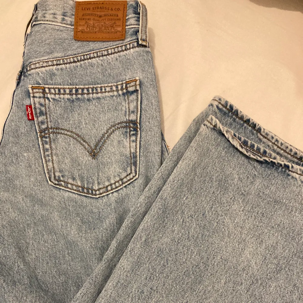Säljer dessa skit snygg jeans från levi’s i modellen ”ribcage wide leg” om dom är tyvärr för stora på mig :( super bra skick och nyspriss är 1200kr / skicka meddelande om ni vill ha flera bilder💕. Jeans & Byxor.
