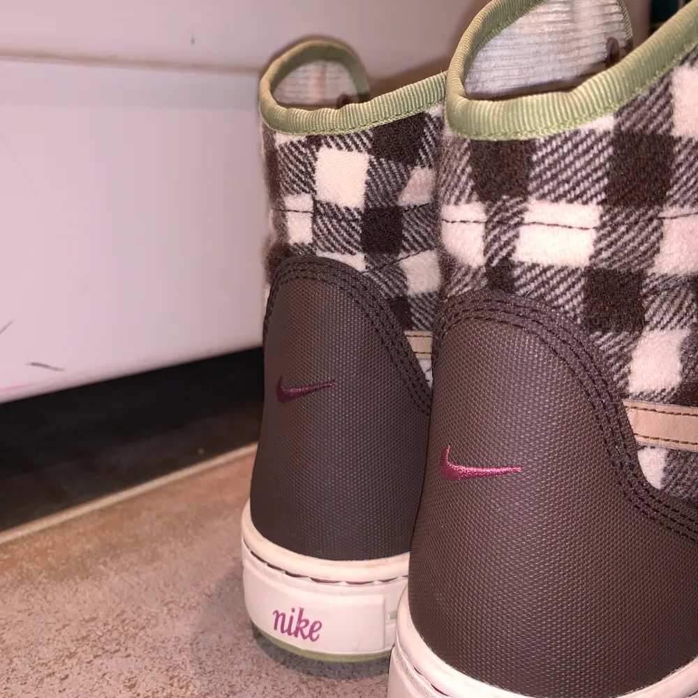 Asballa nikeskor i brun-rutigt mönster med beige nikemärke. Svinsnygga verkligen man kommer inte till användning hos mig😢 300kr!. Skor.