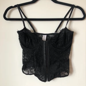 Bustier - En bustier/ korsett i spets, använd väldigt fåtal gånger😇