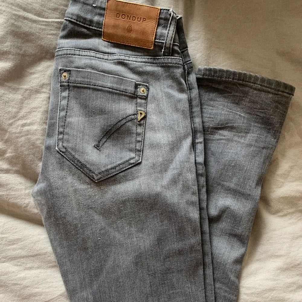 Gråa snygga dondup jeans, bra skick, storlek 25, snygga till det mesta, bra vardags jeans, köpta från butik, slitstarka. Det går att förhandla om priset⭐️😘. Jeans & Byxor.
