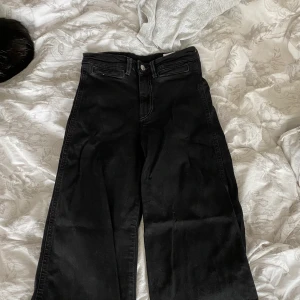 Svarta jeans - snygga jeans som är sparsamt använda, går inte hela vägen ner till fötterna och är fransade nertill (syns inte på bilden) men är så coola i modellen tycker jag✨ fraktar eller möts upp i stockholm, inte kollat vad frakten kostar ännu