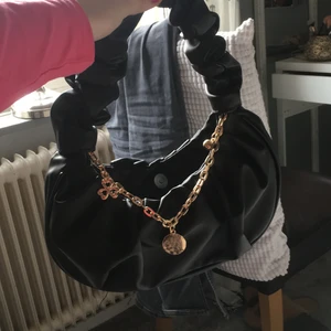 Axelväska  - Inte min smak helt änkelt fick hem den från shein idag. Köpte den för 80kr säljer nu för 60kr❤️ köpare står för frakten 