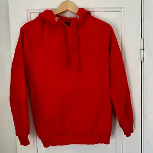 Röd hoodie från gina tricot, storlek XS. Fint skick och superskön. 