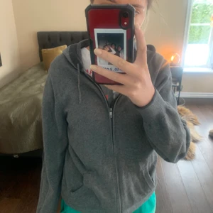 Stickad huvtröja - As najs bomull/silke zip up hoodie! Sparsamt använd = bra skick🤩 