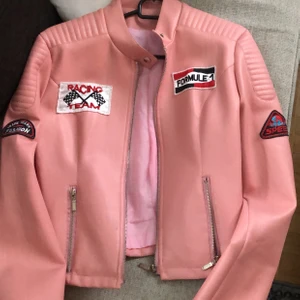 Rosa skinnjacka  - Ascool rosa skinnjacka köpt på second hand som inte går att hitta med häftiga tryck på! Står ingen storlek i jackan men skulle gissa på att den är en S ungefär!😇