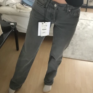 Lågmidjade jeans från Zara - Jättesnygga jeans från zara som tyvärr inte passar mig. Helt nya🥰