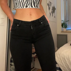 Bershka jeans - säljer dessa lågmidjade jeans från bershka som har bootcut-modell längst ner. helt oanvända med prislappar kvar. de är i storlek 34 men VÄLDIGT stretchiga vilket gör att de passar mig perfekt som vanligtvis är mellan storlek 36 eller 38! 🥰🥰 säljs just nu på zalando för 359kr, står ej för frakten🤗