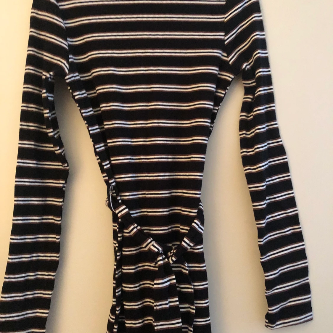 Randig klänning med knytning 