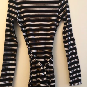 Randig klänning med knytning  - Oanvänd Midi klänning med knytning. Köpt från Dubai förra året. Be om fler bilder privat💞