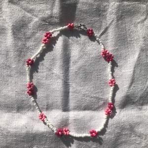 Blomhalsband i rosa och grön. 60kr st + frakt 🌱.         För mer följ min instagram exk.design 