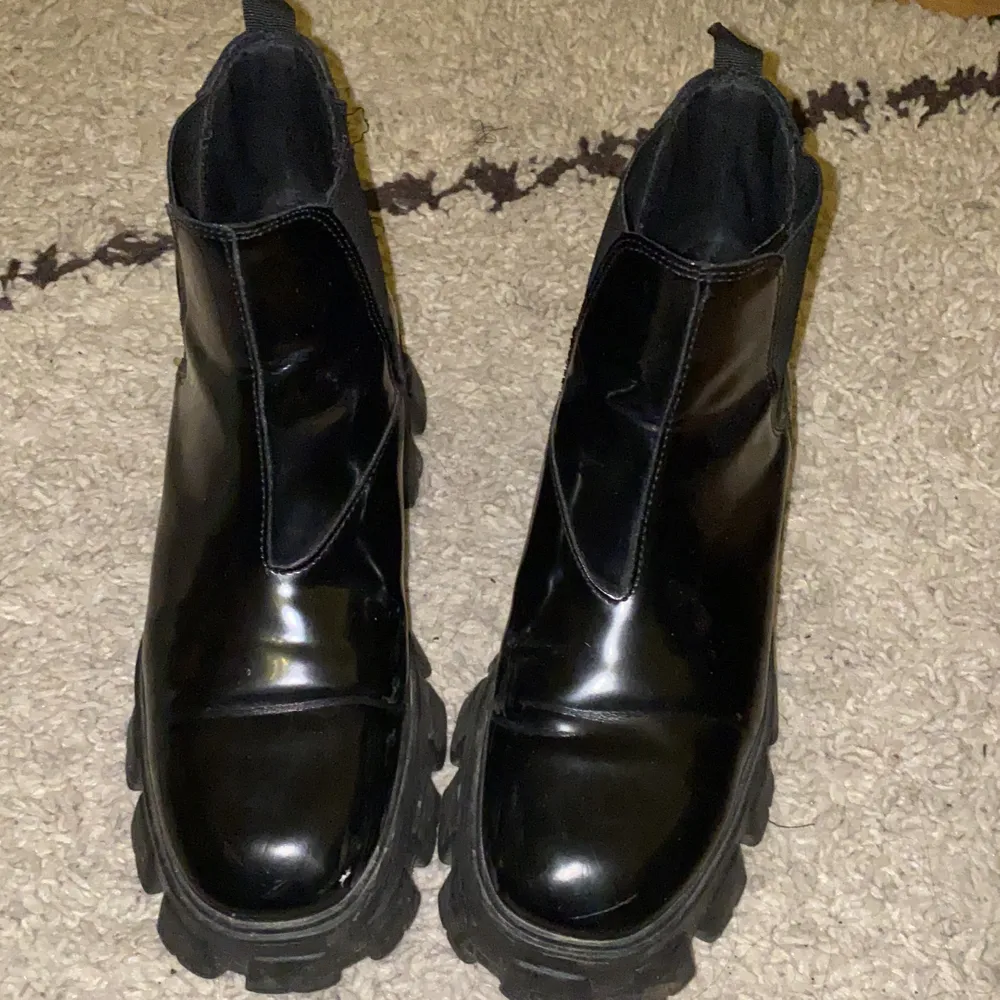 Chunky boots, Prada inspirerade i “patent” material🤍. Skor.
