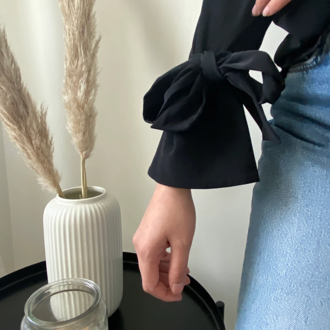 Svart blus med detalj arm - 90