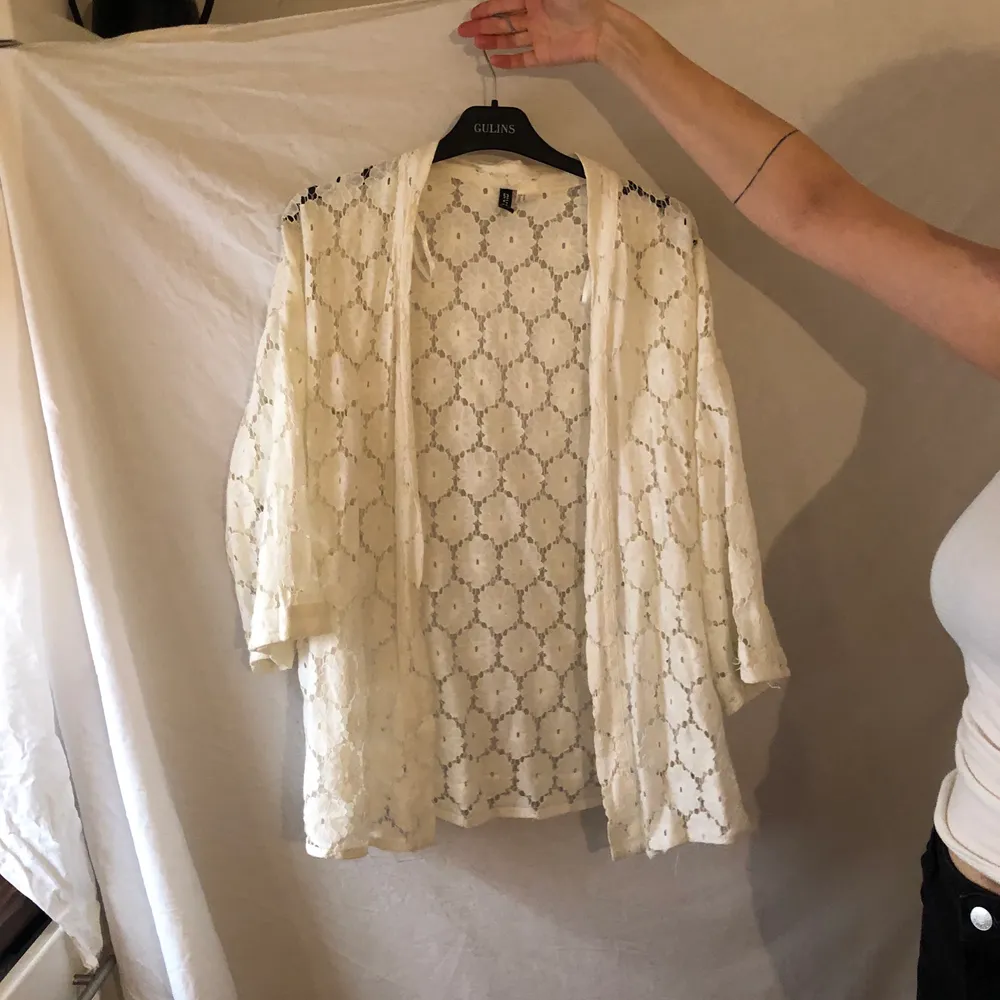 En vit kimono kaftan med vita blommor i tyget. Frakt tillkommer på 50 kronor.. Tröjor & Koftor.
