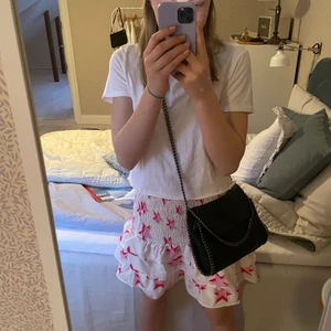 Jättefin väska i nyskick  - Funderar på att sälja denna jättefina svarta väska. Den är i nyskick och den väldigt lik Stella McCartney. Säljer ändats vid bra bud. Startpris är 200kr. Kolla även in mina andra annonser!💞💞 BUDA ÄNDAST DET DU ÄR VILLIG ATT BETALA