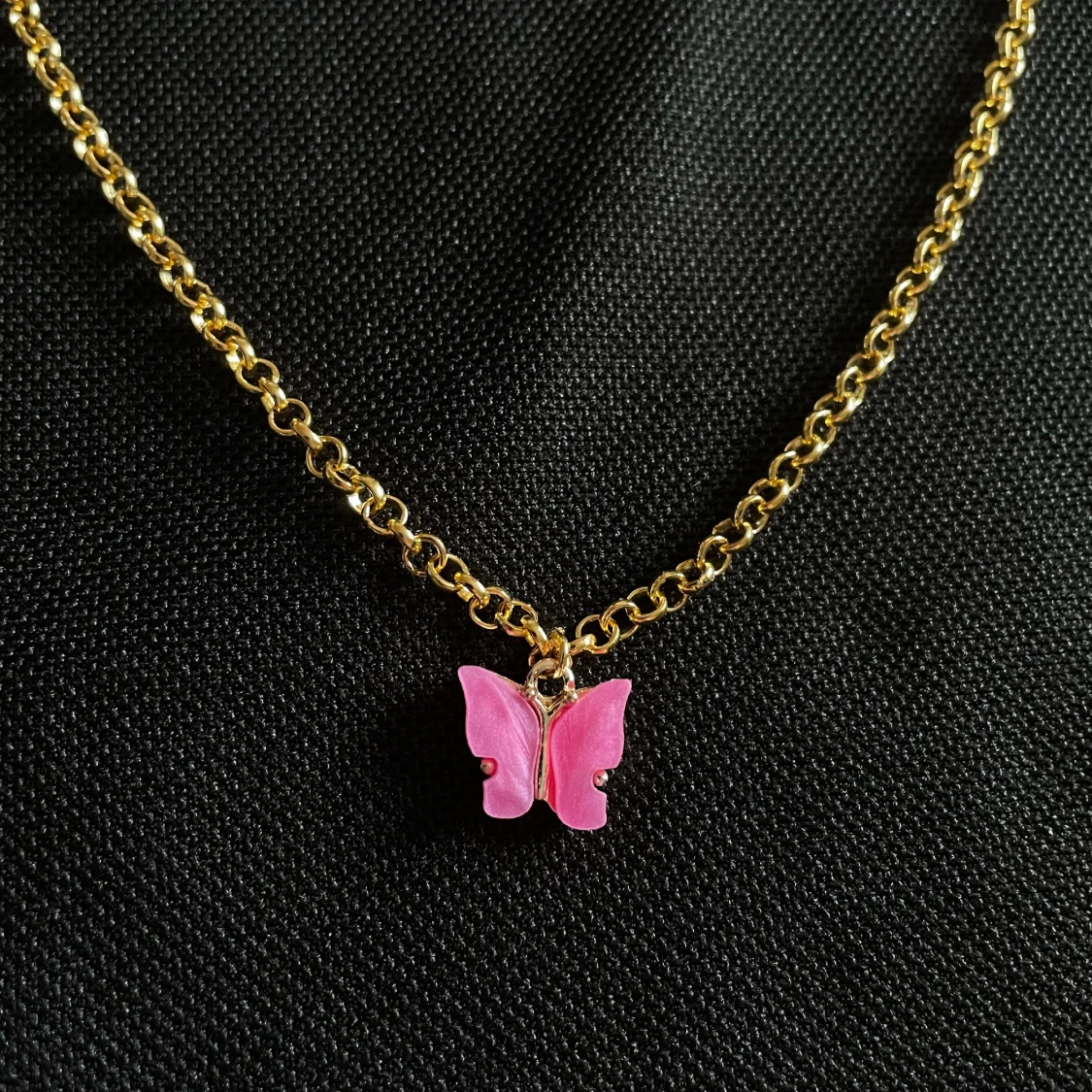 🌺Mörk/ljus rosa fjäril halsband🌺