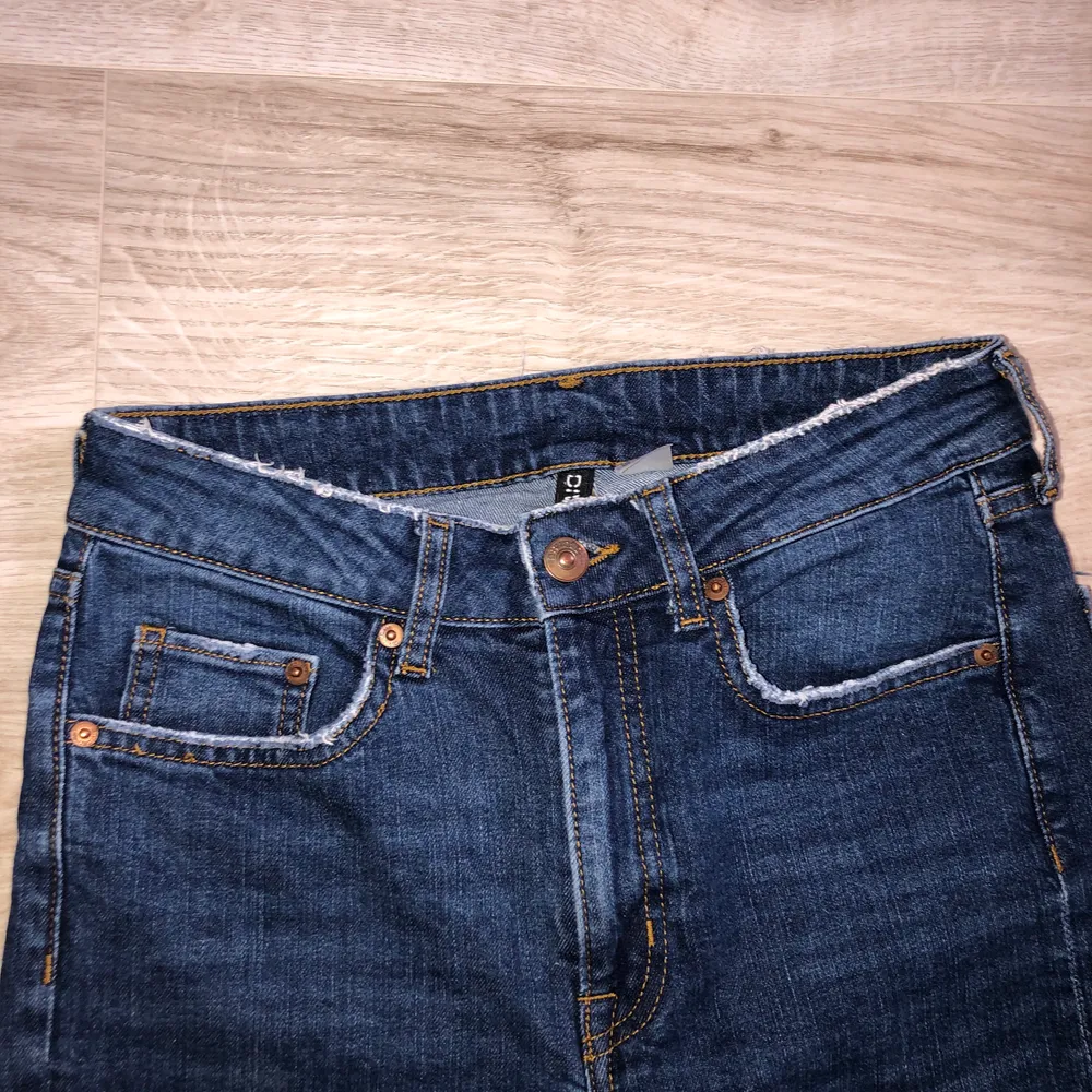 Jeansen har en snygg detalj som är att det ser ut att dem är slitna. Jätte fina på. Dem är bara använda 5 gånger. Om du är intresserad hör av dig💗. Jeans & Byxor.