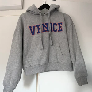 Hoddie🤍 - Grå hoddie! Är i storlek S men passar xs-L beroende på hur man vill att den sitter🤍🤍 frakt ingår inte i priset, hör av er om ni har några frågor🥰 kan mötas upp i Lund! 