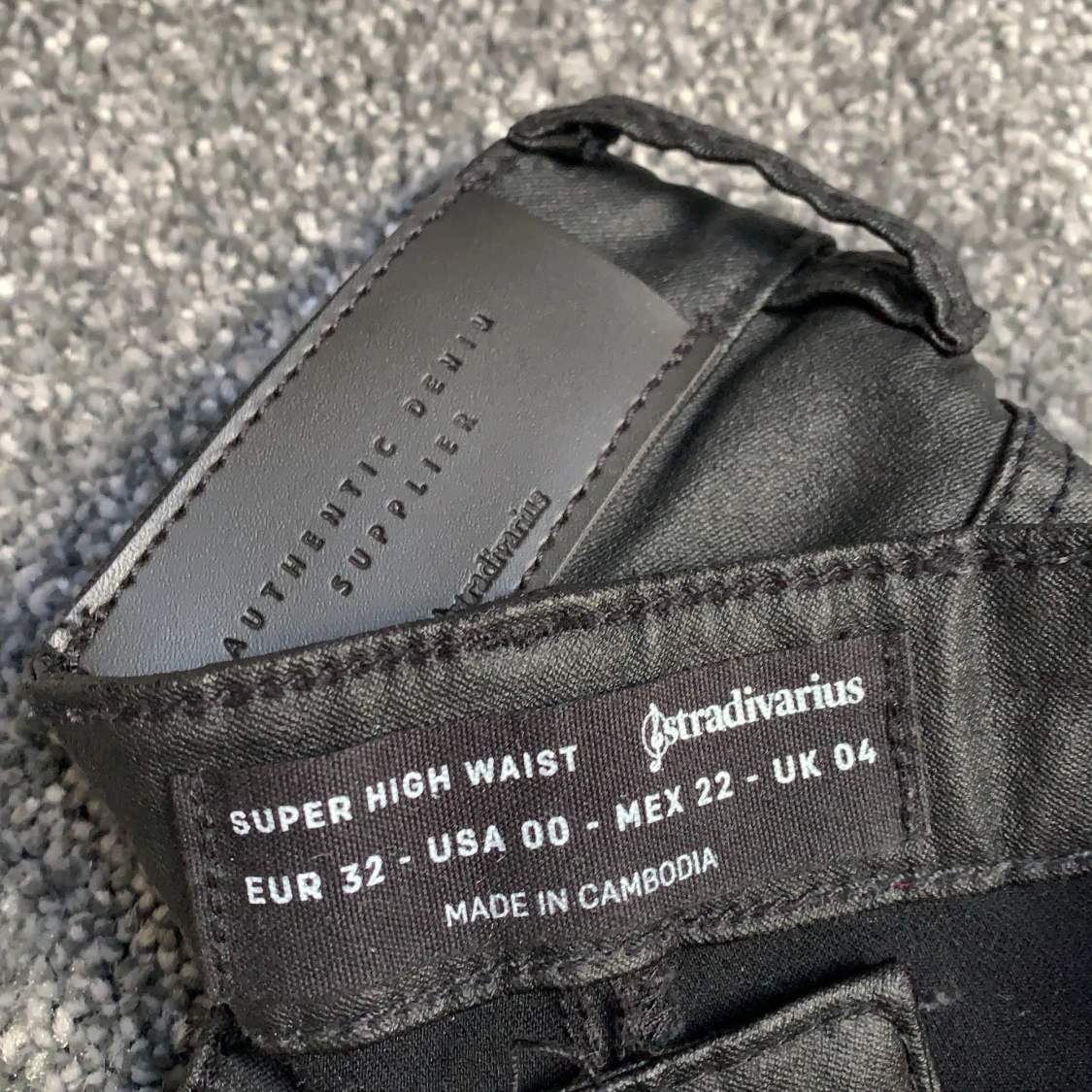 Ett par skinn byxor i storlek 32 - 91