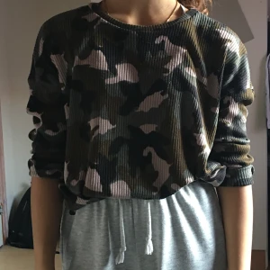 Militärfärgad långärmad tröja - Köpt från Hm divided, storlek S, även lite ljusrosa, tunnt och skönt material!! Använd flera gånger!!