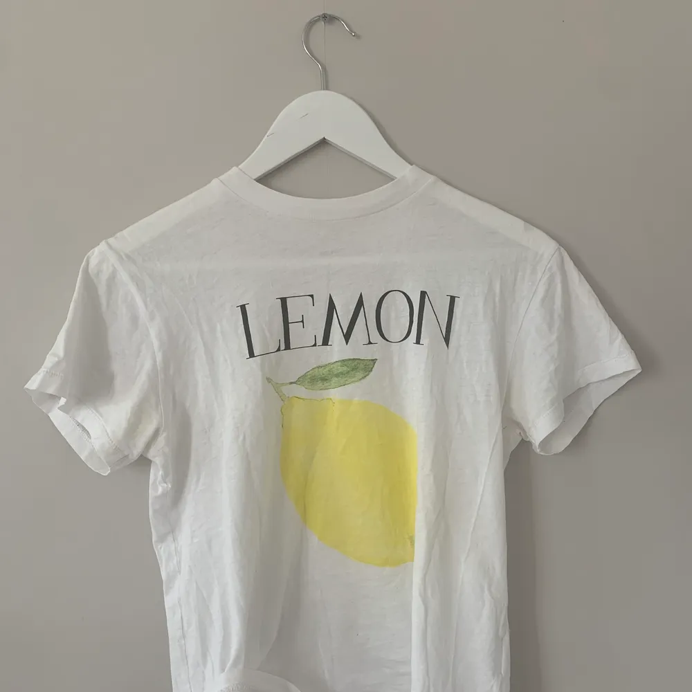 Säljer min T-shirt från Ganni i strl XS. Det är deras tryck  ”lemon”. . T-shirts.