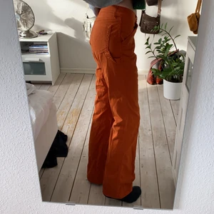 balla byxor - coola orangea byxor köpta på humana. har använt några fåtal gånger. lite skrynkliga för har inte använt på länge. frakt 66kr annars möts jag i malmö