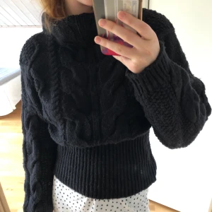 Stickad tröja Zara  - Svart stickad tröja från Zara. Väldigt tjock och skön! Endast använd fåtal gånger. Strl M, men passar XS-M💕 Nypris: ca 400 kr