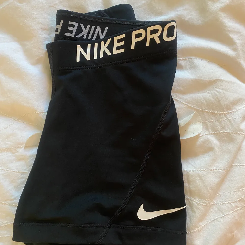 Nike shorts, sällan används. Storlek xs men passar mig som är s/m också. (kom privat för mer bilder) . Shorts.