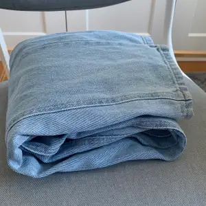 Säljer nu mina favorit jeans från Pull & Bear. De är i väldigt bra skick men har en liten slitning/hål nära gylfen.