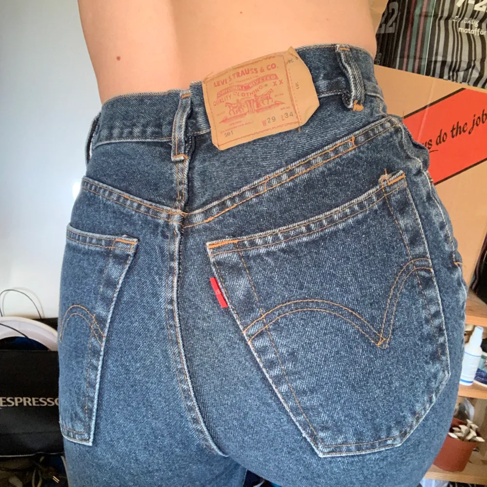 Croppde Levis jeans w29 men är små i storleken. Jeans & Byxor.