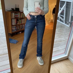 Acne jeans - Däljer dessa tvär feta acne lågmidjadejeans som är i super bra skick och sitter värkligen super bra💕  de är i storlek 27 skulle säga de sitter som en 34-36
