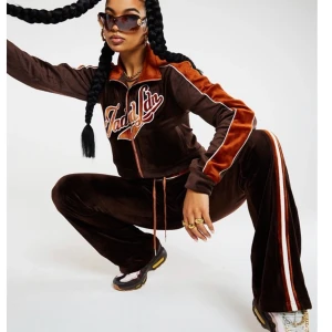 Mjukis sett - Jag säljer ett populärt super fint oandvönt mjukis sätt med prislappar kvar då de va fel storlek, pris kan diskuteras! Både tröja och byxorna ingår! 