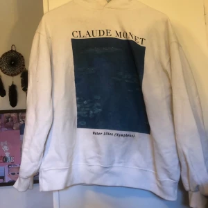 Claude monet hoodie - Mjuk å skön hoodie, lite missfärgning under texten (se på sida 3). 