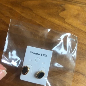 Oanvända örhängen  - Örhängen från Winston & Elle. Plomberade och inte ens testade. 