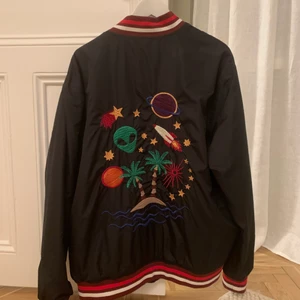 Varsity jacka - Säljer nu min fina jacka😌 köpt i höstas och väldigt sparsamt använd 💕 köparen står för frakten 😊