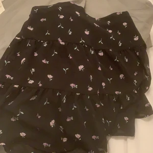 Kjol cubus - Säljer min kjol från Cubus som är köpt förra året men sparsamt använd, kom privat för fler bilder på eller vid intresse. Storleken är 158/164 men passar ändå mig som är storlek 32/34 i kjolar