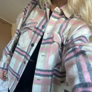 Zara jacka  - Säljer min rutiga jack från zara köpt för 2 månader sedan och använd 1 gång, säljer då den inte kommer till användning, den är perfekt nu till våren !! Storlek S❤️skriv för fler bilder! Mitt pris är 300 men går att diskutera!, köpt för 559kr