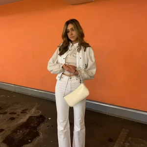 vita zara jeans , 90’s full length  - säljer mina så otroligt fina och sköna jeans, inte alls genomskinliga eller så utan sitter som en smäck!!! köpta på zara för 400kr👍🏻👍🏻 otroligt fina jeans som passar till allt