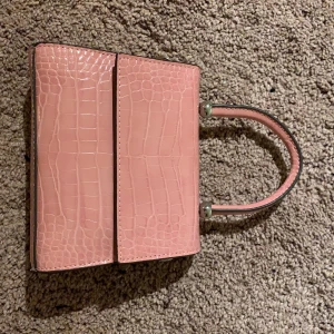 Mango väska - Fin rosa väska från mango, nästan aldrig använd och är som ny. 