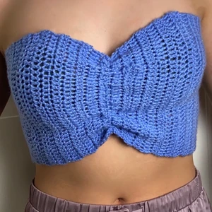 Virkad topp - Säljer fina virkade toppar till bra priser! Denna modell finns att köpa för 259kr! Du får själv välja färg på din topp och storleken anpassas efter dig. Vill du se mer virkade kläder och smycken följ mig på Instagram @crochet.by.o