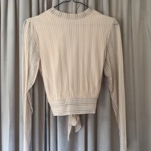 Topp från nakd - Helt ny topp, med lapparna kvar. Säljs eftersom den inte kommer till användning. 