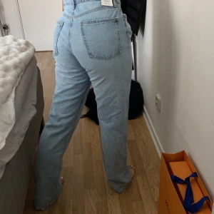 Straight jeans - Super snygga oanvända jeans från Zara, storlek 40. Min egen storlek är S, ni ser hur de sitter på mig på bilderna💗 Är 172 cm lång och jeansen är full length. 