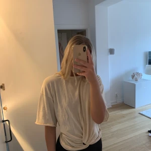 Cremefärgad/beige T-shirt  - Cremefärgad/beige t-shirt i bomull! Använd en gång 
