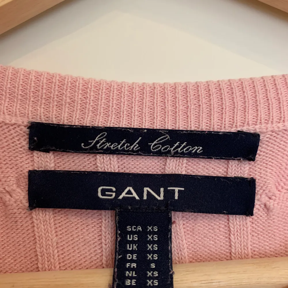 Gant flätstickad rundhalsad bomullströja med stretch i färgen ljusrosa, storlek XS (köparen betalar frakten) Säljer den pga att den är för liten. Stickat.