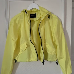 Neongul kroppad jacka - Säljer denna coola croppade regnjackan/vindjackan från brave soul i strl 36. Använd 2 ggr. Köparen står för frakten✨💛