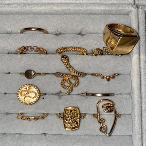 Guld ringar  - 13 guldringar, majoriteten av dem är oanvända, därav fint skick! Storlekarna varierar men alla passar mig som har storlek S o M på ringar! Inga är äkta guld men dem är förgyllda! Köp av alla ringar, buda gärna! Budet startar vid 50kr! Avslutas 14:e Mars kl 12! Högsta bud: 90kr