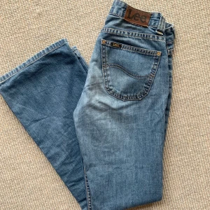 Lee lågmidjade jeans - Lågmidjade vintage jeans från Lee💙 Köpta av en tjej här på Plick men var för små för mig, supertråkigt då de verkligen är såå snygga!! Bild 2 och 3 är därför lånade av hon jag köpte dem av!